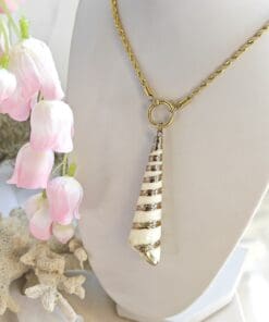 Alternative view of Collana con conchiglia naturale