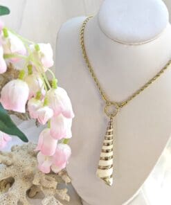 Collana con conchiglia naturale