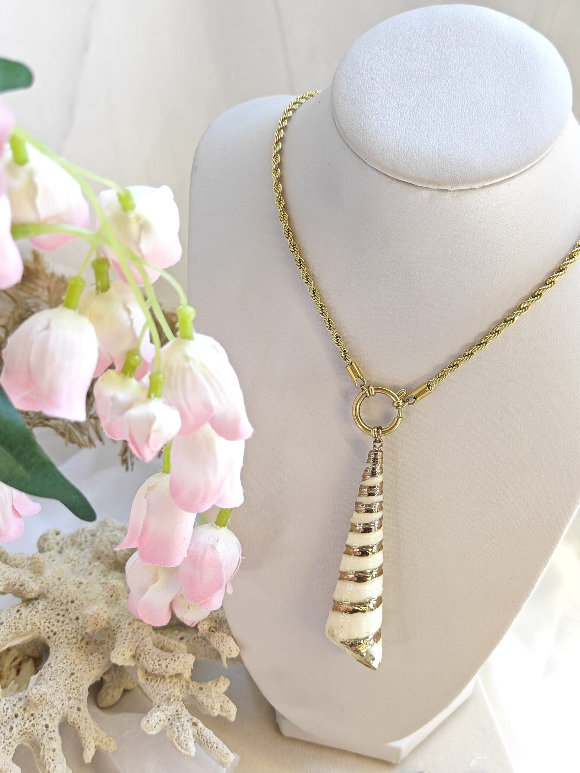 Collana con conchiglia naturale