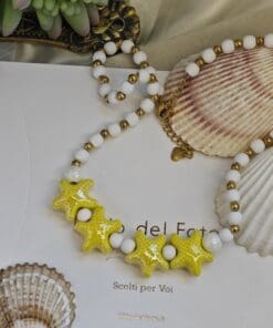 Collana con stelle in ceramica giallo sole