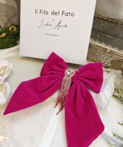 Fiocco fucsia in velluto con catena strass