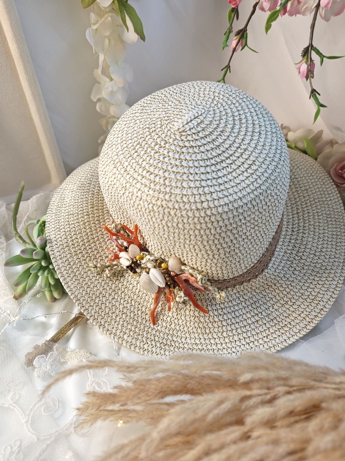 Cappello Con Nodo tra coralli e conchiglie