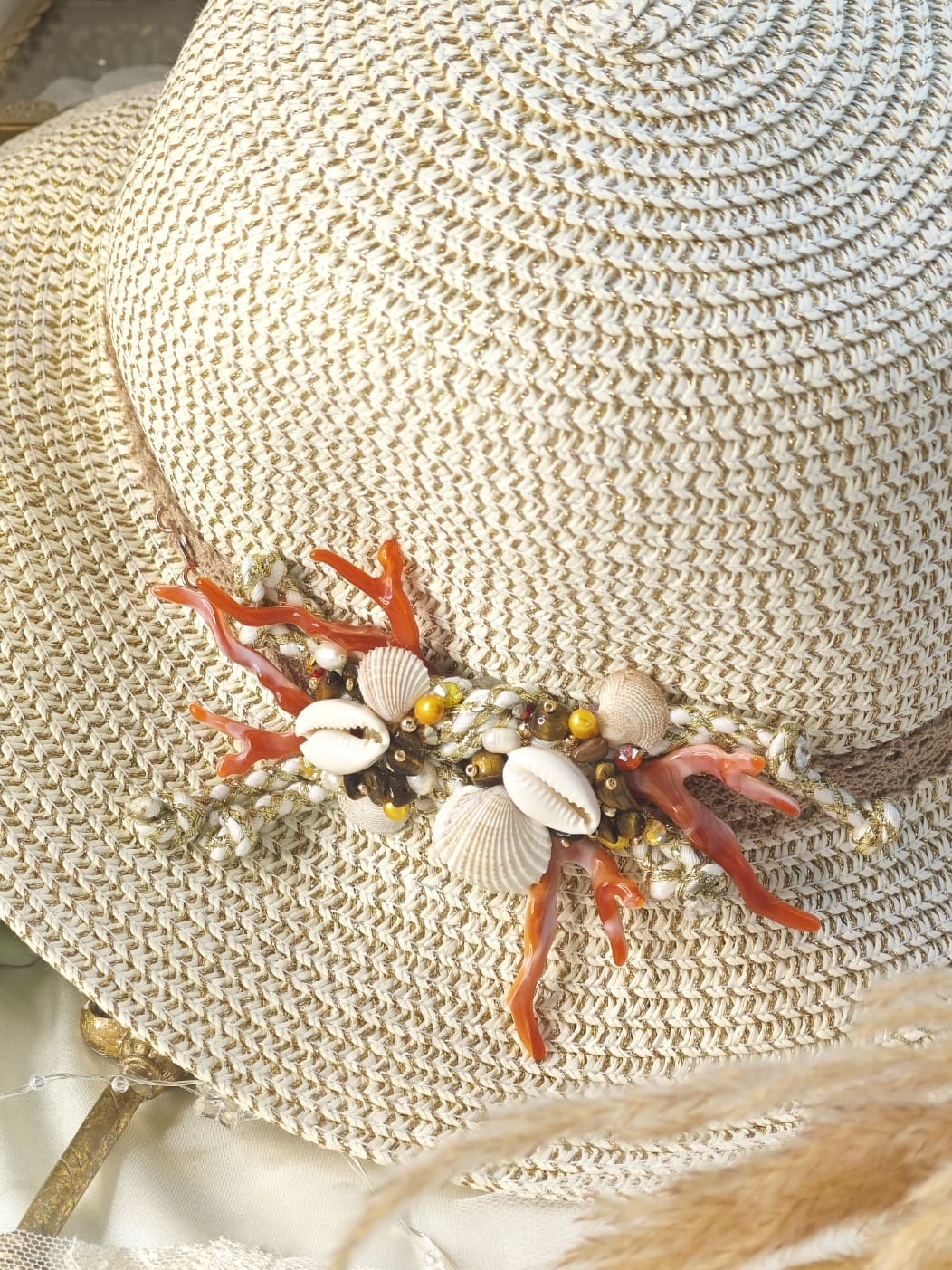 Cappello Con Nodo tra coralli e conchiglie - immagine 7