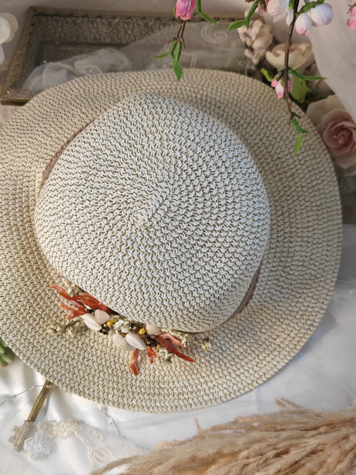 Cappello Con Nodo tra coralli e conchiglie - immagine 6
