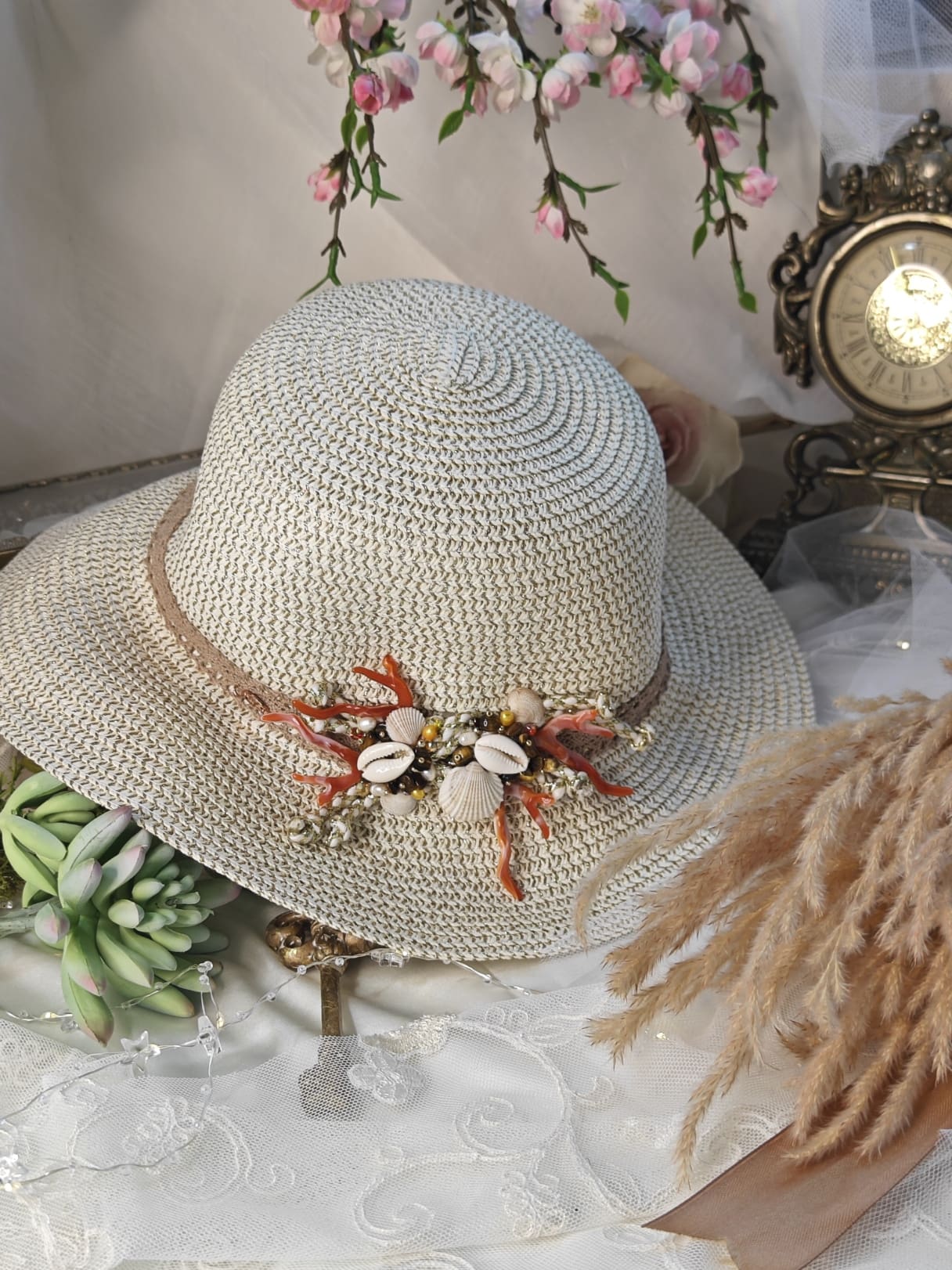 Cappello Con Nodo tra coralli e conchiglie - immagine 5