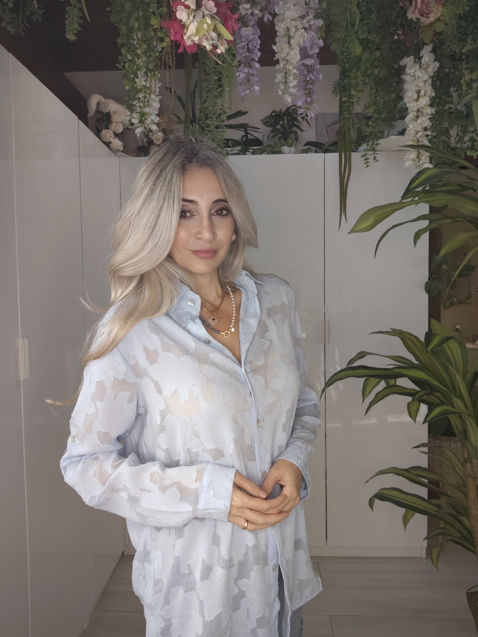 Camicia fiori in trasparenza con punti luce - immagine 7