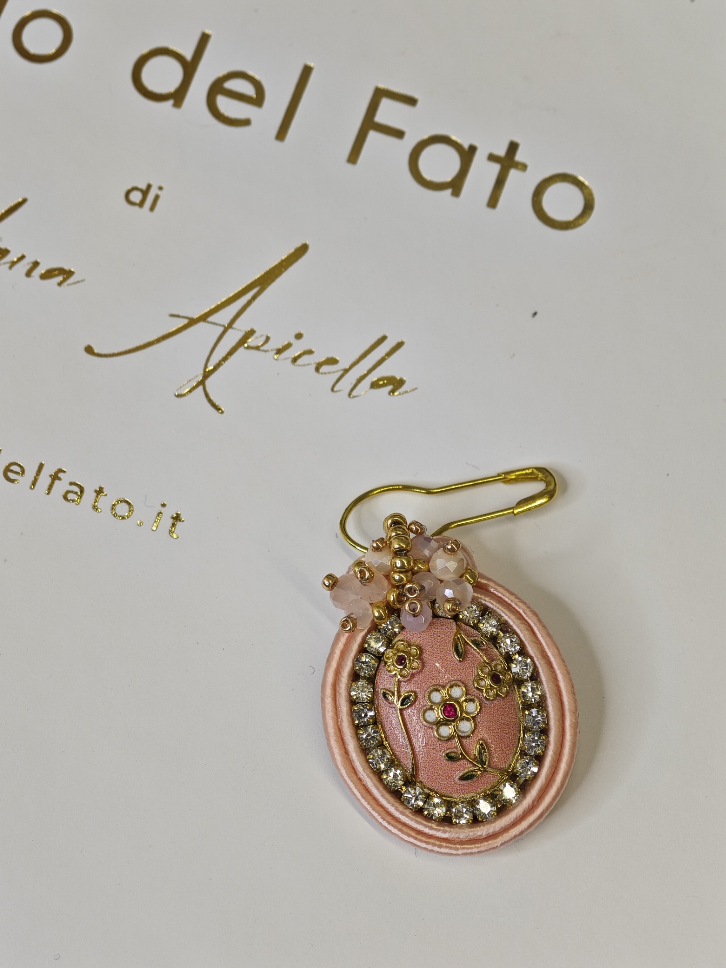 Spilla con medaglione dipinto